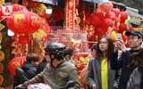 Hàng Mã rực đỏ ngày giáp Tết